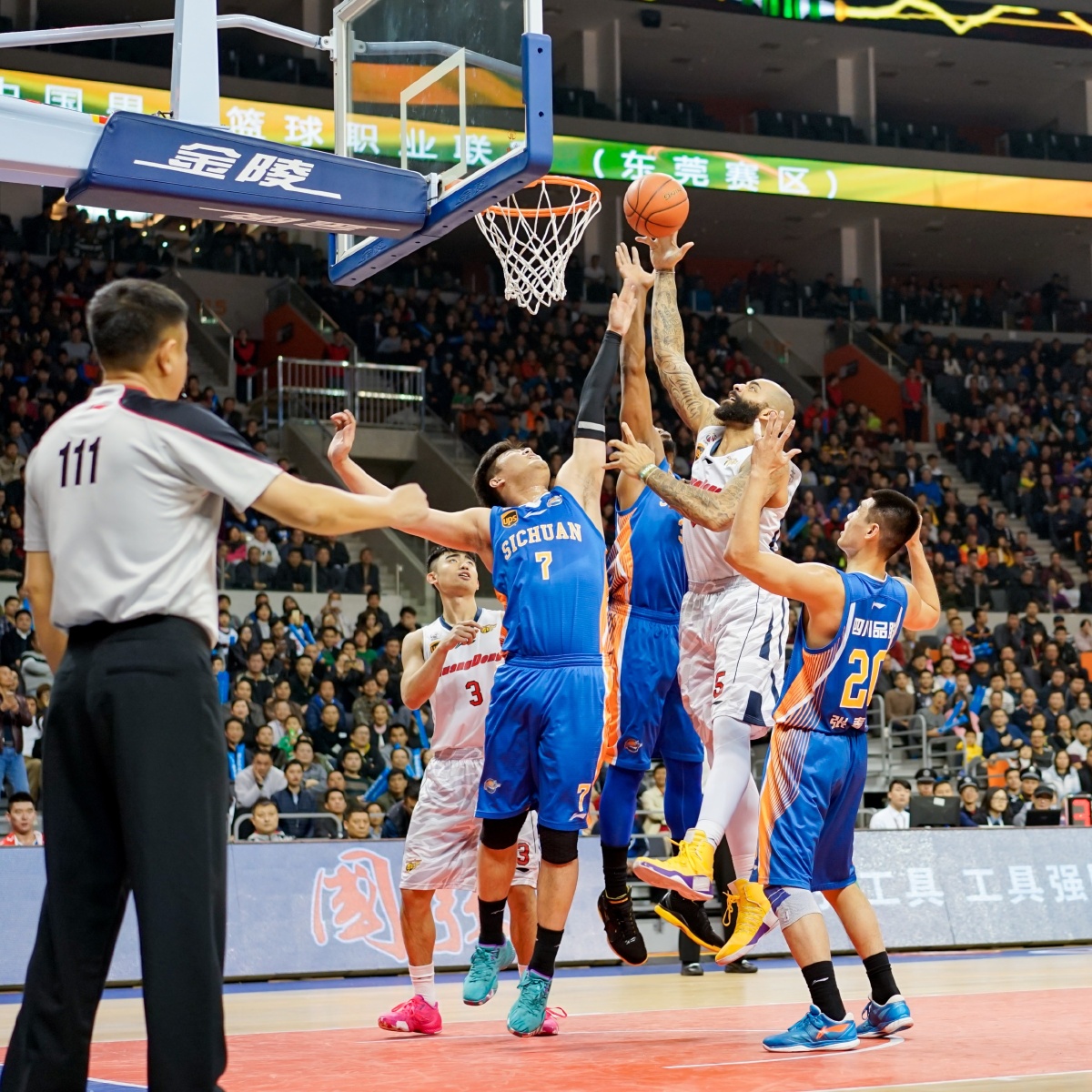 TA：曼城明夏可能签右后卫和右边锋，他们仍在关注利夫拉门托（TA：曼城或在明夏引进右后卫与右边锋，利夫拉门托仍列目标）