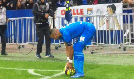 静候足协杯决赛，苏州奥体中心的草皮已换新（足协杯决赛将至，苏州奥体中心草坪焕然一新）