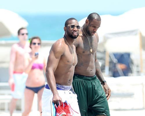 核心球员复出 带队重回胜轨（当家球星回归 率队重返胜轨）