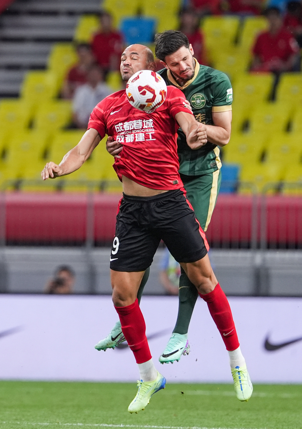 梅西：我被瓜迪奥拉安排过踢陌生位置！但我不断学习、变得更强！（梅西坦言：曾被瓜迪奥拉安排踢陌生位置，持续学习令我更强大）