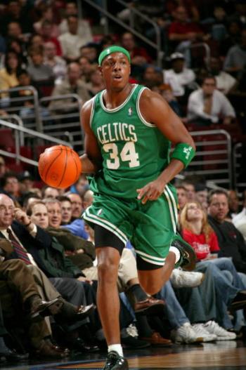 斯潘塞在今天的比赛中展现出了极高的竞技水平，他用出色的表现证明了自身的价值。（斯潘塞今日比赛大放异彩，以精湛表现彰显自身价值）