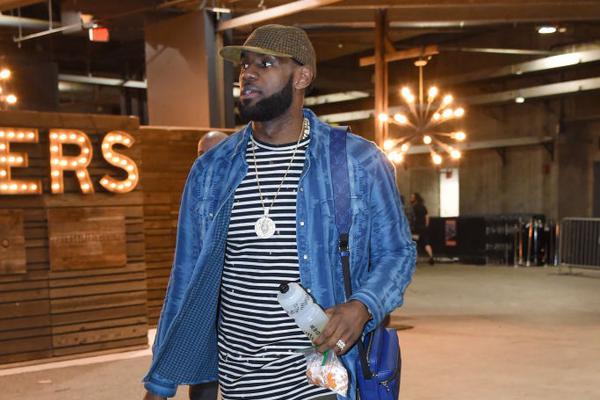 世体：梅西在进入诺坎普前没联系巴萨的任何人请求许可（世体：梅西进诺坎普前未与巴萨任何人沟通获取许可）