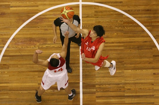 西甲16队结束15轮，姆巴佩16球领跑射手榜，巴萨、皇马多点开花，明日西甲开战。（西甲15轮战罢16队：姆巴佩16球领跑，巴萨皇马多点开花，明日联赛再燃战火）