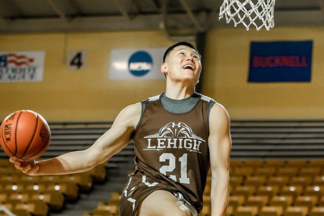 斯帕伊奇庆祝足协杯夺冠：为奖杯感到自豪，更为球队感到骄傲（斯帕伊奇欢庆足协杯封王：奖杯值得自豪，球队更令他骄傲）