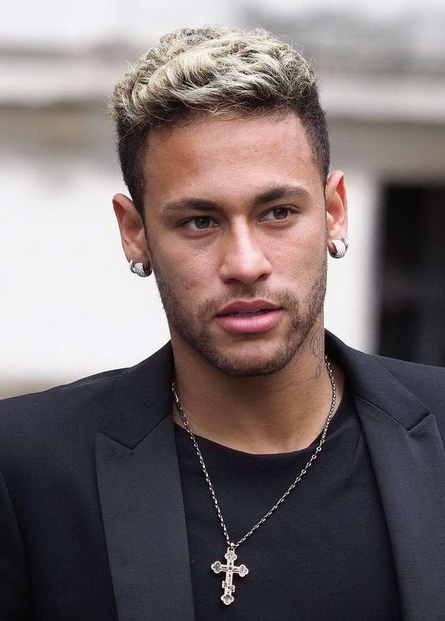 圣诞节五大联赛榜首球队大盘点：阿森纳、巴萨领衔（圣诞档五大联赛领头羊巡礼：阿森纳与巴萨领跑）