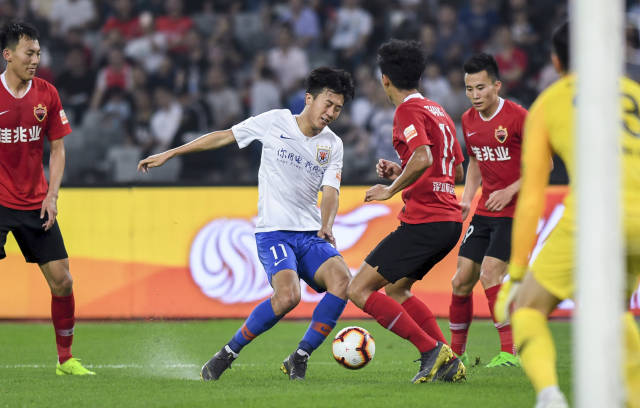 魏祥鑫：我还不是“全村的希望”，争取能踢出来在欧洲立足（魏祥鑫：离“全村的希望”还早，目标是在欧洲站稳脚跟）