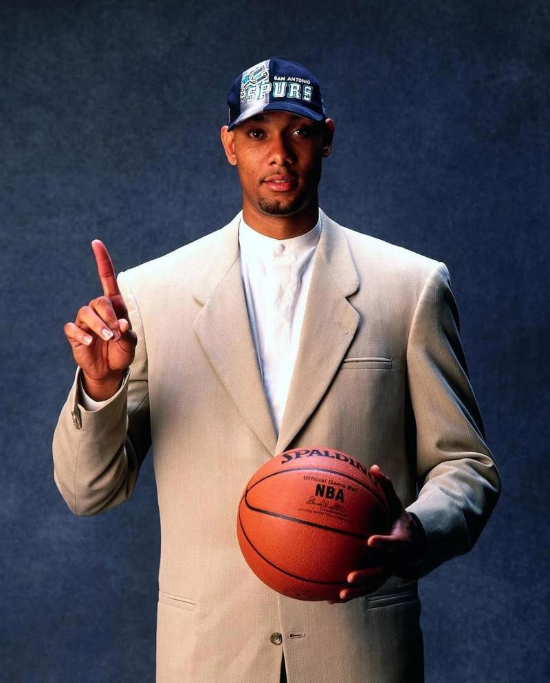 NBA官网显示：爵士前锋李凯尔的国籍为美国（据NBA官网，爵士队前锋李凯尔被标注为美国籍）