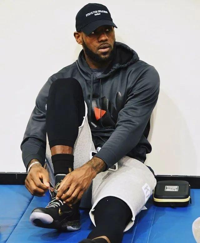 足球世界杯官方公布首批裁判名单，引发讨论（世界杯官宣首批裁判名单，掀起热议）