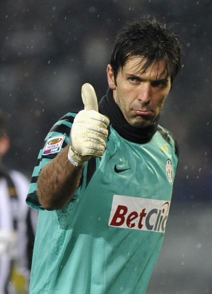 皇马青训小将获征召！18岁天才后卫冲击一线队，卡马温加伤愈归队（皇马召入青训新星：18岁后防才俊力拼一线队，卡马温加伤愈回归）