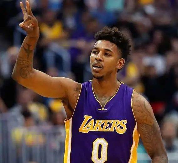 比安奇：难以理解孔蒂如此抱怨，球队的替补席存在问题（比安奇：不解孔蒂频繁抱怨，球队替补阵容存在问题）