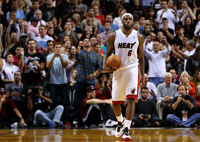 眼里只有爱人！克莱轻轻推开工作人员 径直走向马冬梅献上亲吻！（心中只有她！克莱轻拨工作人员直奔马冬梅献吻）