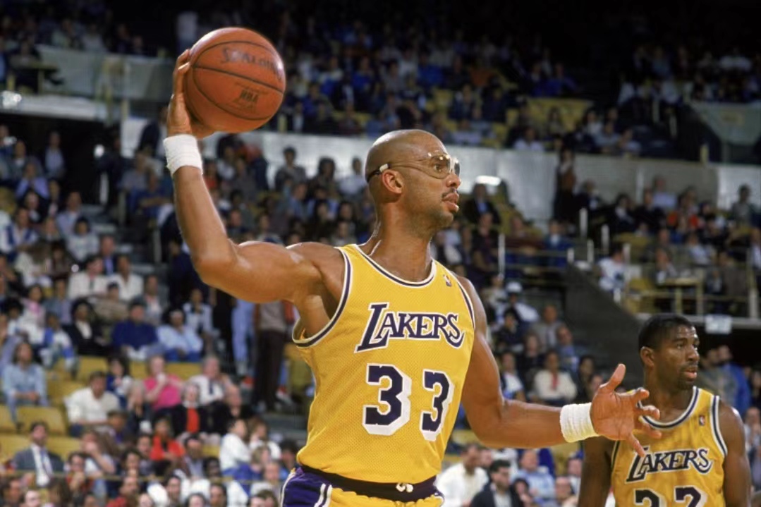 贺希宁独木难支，19中9空砍21+8+8，三分球6中0，球队连失绝平三分！（贺希宁难救主：19投9中砍下21+8+8，三分6投全失，球队两度绝平三分未果）