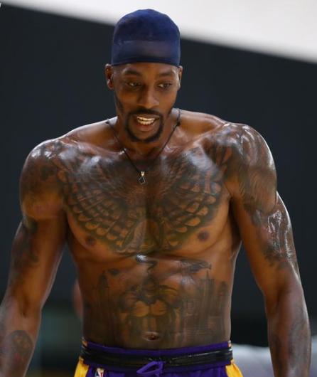 意甲保级大战：帕尔马客场击败比萨，恩佐拉红牌离场（保级焦点战：帕尔马客胜比萨，恩佐拉染红被逐）