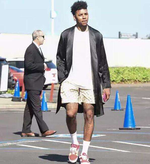 又伤一个！国王官方：尤班克斯左手拇指骨折，将至少缺席三周（国王再遭伤病打击：尤班克斯左手拇指骨折，至少休战三周）